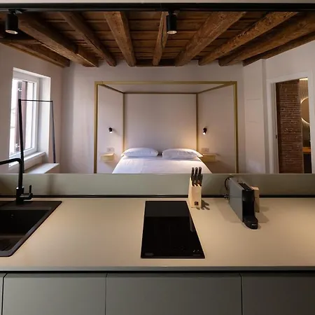 Design Canopy Bed & Balcony By Arena דירה